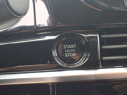 Used 2025 Nissan Pathfinder SL image 11