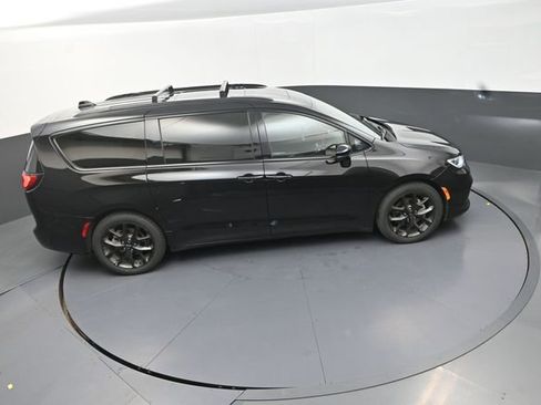 Used 2025 Chrysler Pacifica Limited FWD image 6