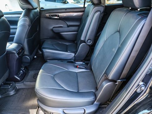 Certified 2025 Toyota Highlander Limited image 9