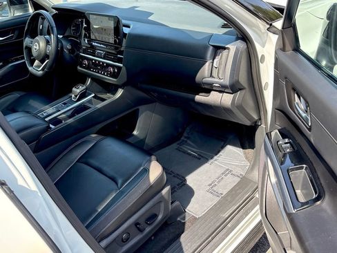 Used 2024 Nissan Pathfinder SL w/ SL Premium Package FWD image 29