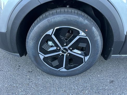 New 2025 Kia Niro EX image 9