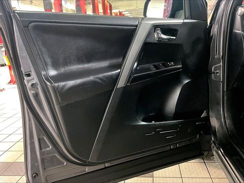 Used 2017 Toyota RAV4 SE image 22