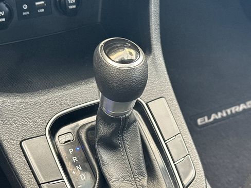 Used 2020 Hyundai Elantra GT FWD image 21