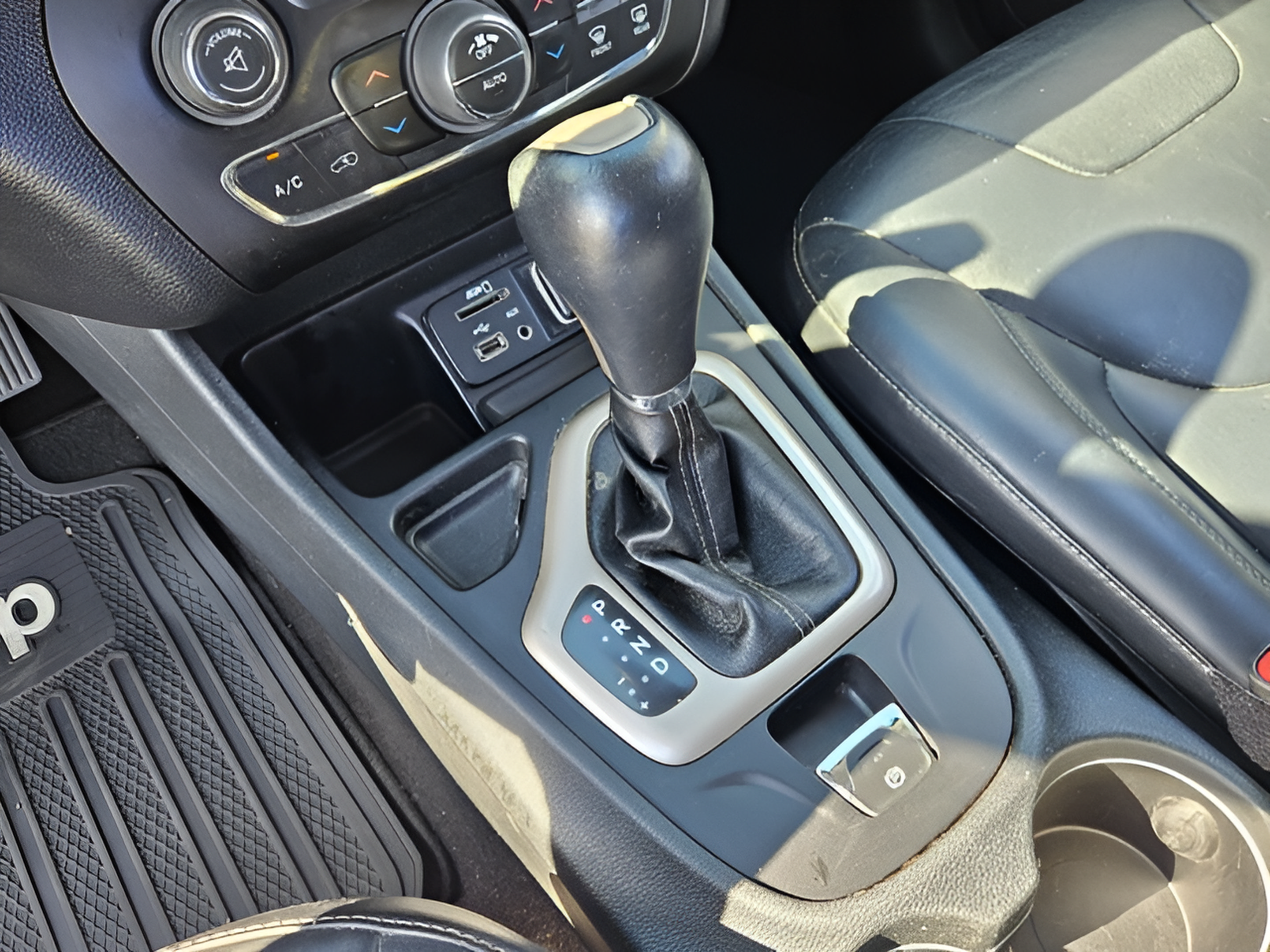 Used 2014 Jeep Cherokee Limited w/ Trailer Tow Group FWD image 17