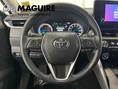 Used 2023 Toyota Venza LE image 5