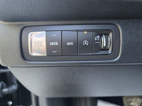 Used 2025 Chevrolet Traverse LT image 18