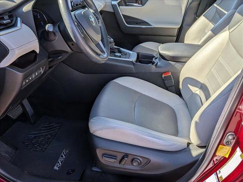 Used 2019 Toyota RAV4 Limited image 17