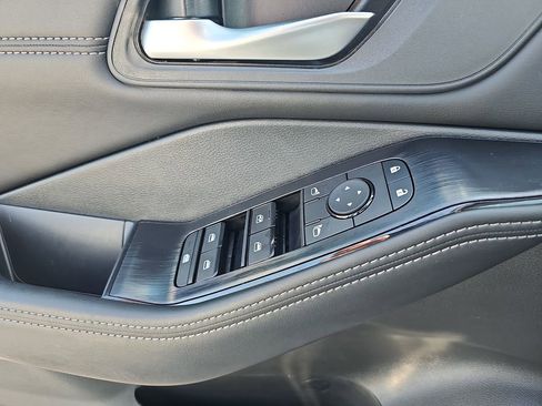 Used 2025 Nissan Rogue SV w/ SV Premium Package FWD image 32