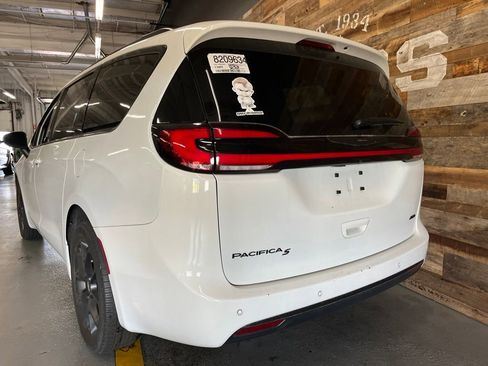 Used 2023 Chrysler Pacifica Touring-L w/ S Appearance Package AWD/4WD image 12