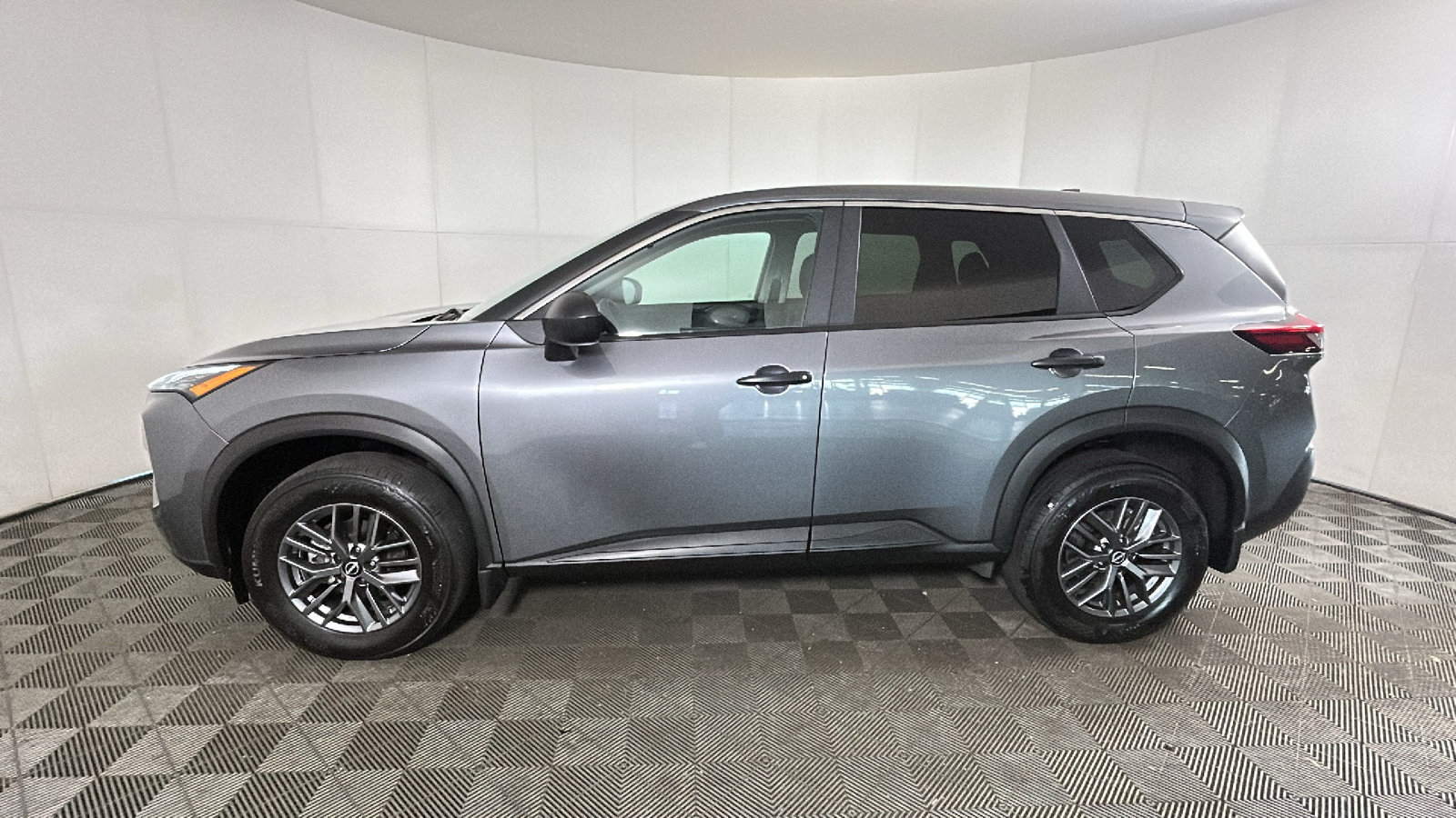Used 2023 Nissan Rogue S AWD/4WD image 7