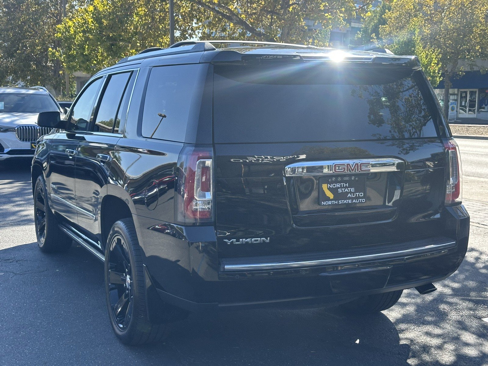 Used 2015 GMC Yukon Denali w/ Premium Package AWD/4WD image 11
