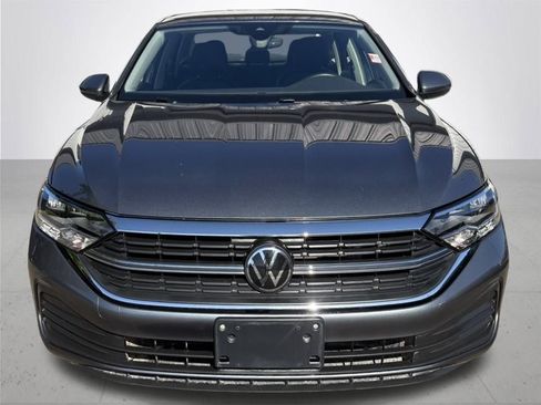 Used 2024 Volkswagen Jetta SE image 3