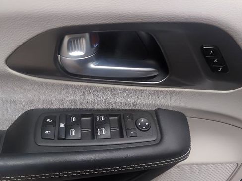 Used 2024 Chrysler Pacifica Touring-L image 8