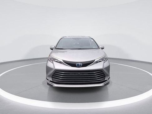 Certified 2024 Toyota Sienna Platinum image 3