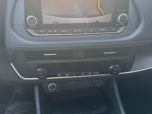 Used 2023 Nissan Rogue SV image 13