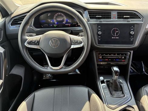 Certified 2023 Volkswagen Tiguan SE FWD image 20