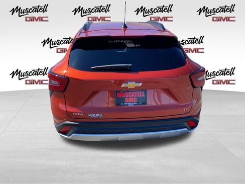Used 2024 Chevrolet Trax LT w/ LT Convenience Package FWD image 5