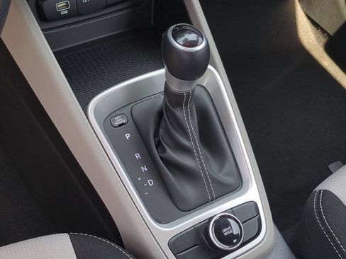 Used 2025 Hyundai Venue SEL FWD image 19