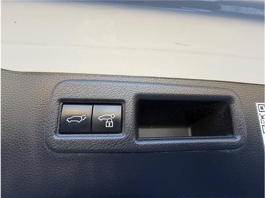 Used 2022 Toyota Venza LE AWD/4WD image 22