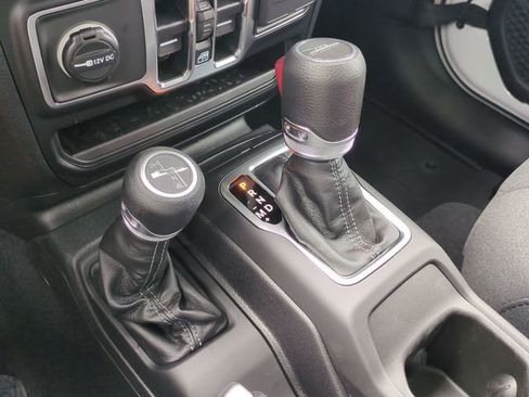 New 2025 Jeep Gladiator Sport image 19