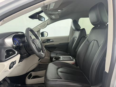 Used 2024 Chrysler Pacifica Touring-L FWD image 15