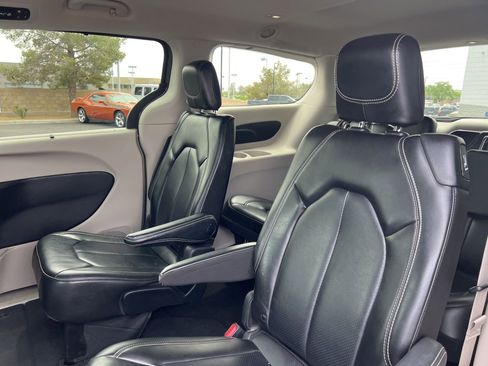 Used 2023 Chrysler Pacifica Touring-L image 19