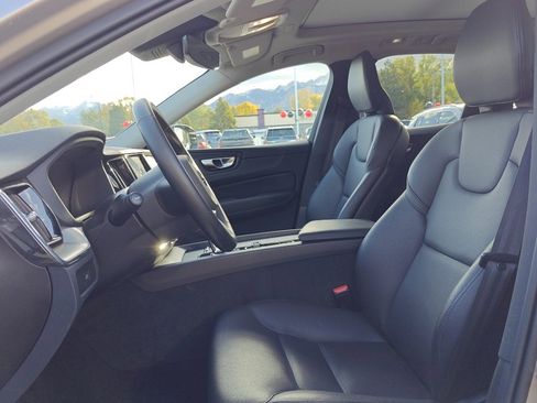 Used 2025 Volvo XC60 B5 Core image 10