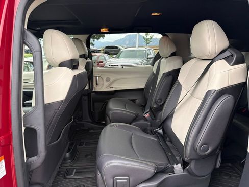 Used 2026 Toyota Sienna Limited FWD image 16