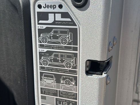 Used 2024 Jeep Wrangler Unlimited Sahara w/ Technology Group AWD/4WD image 16
