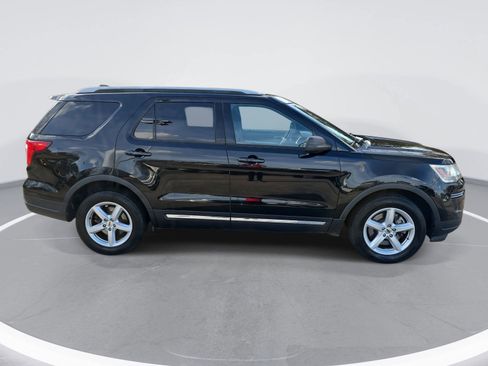 Used 2018 Ford Explorer XLT image 4