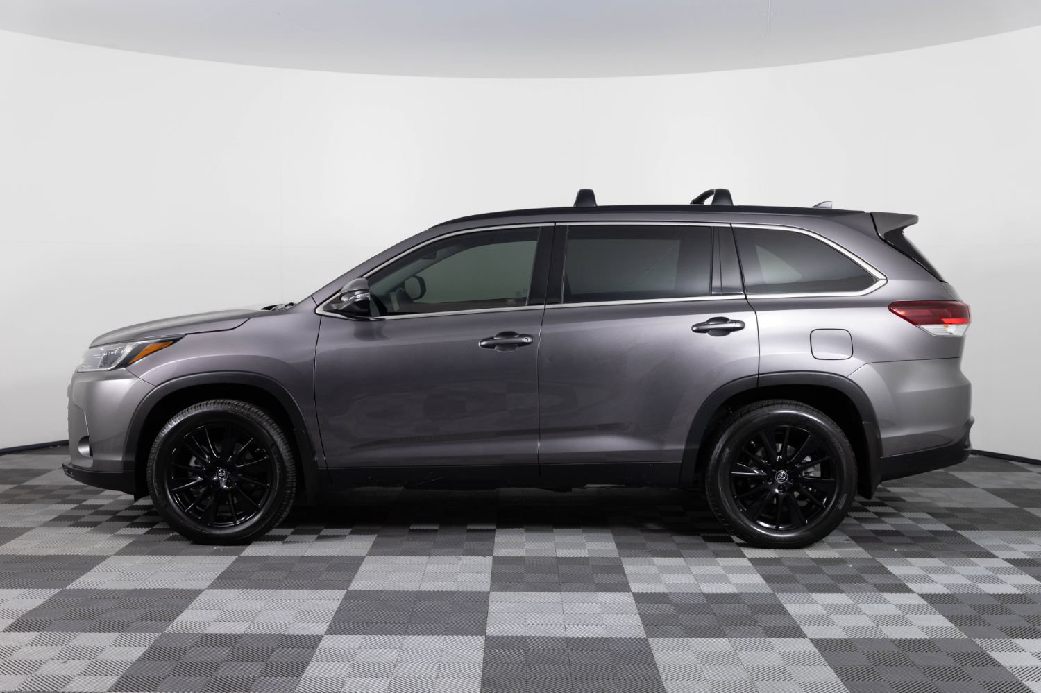 Used 2019 Toyota Highlander SE AWD/4WD image 3
