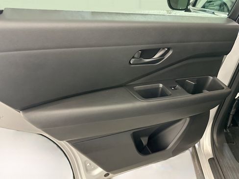 Used 2024 Nissan Pathfinder S image 26