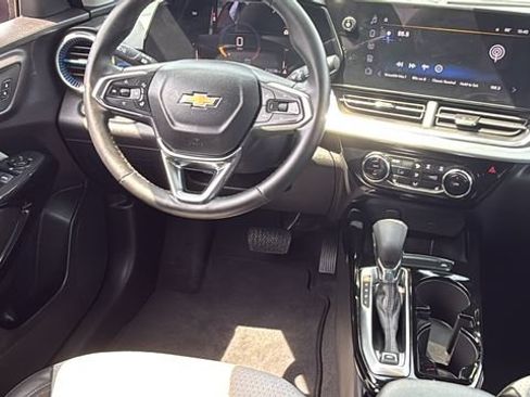 Used 2025 Chevrolet Trax LT w/ LT Convenience Package FWD image 27