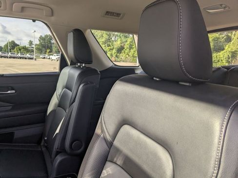 Used 2024 Nissan Pathfinder SL w/ SL Premium Package FWD image 16