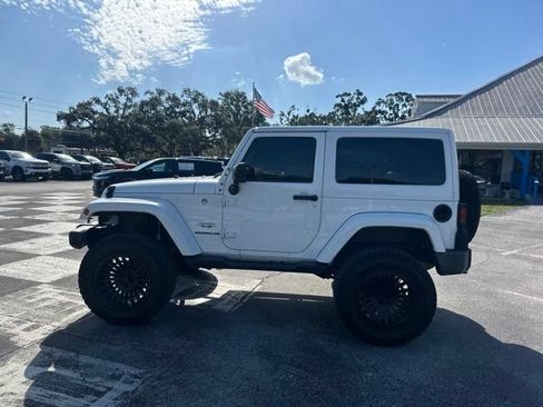 Used 2017 Jeep Wrangler Sahara w/ Connectivity Group AWD/4WD image 2