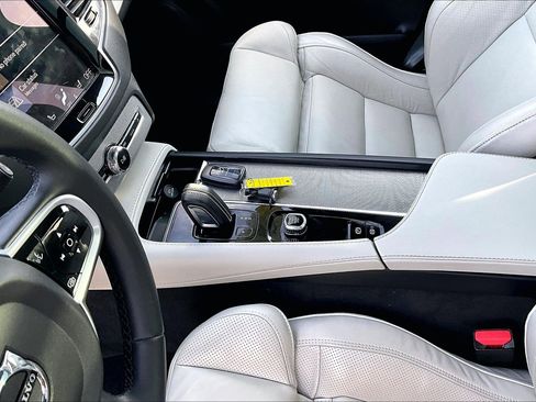 Used 2022 Volvo XC90 T8 R-Design w/ Advanced Package image 15