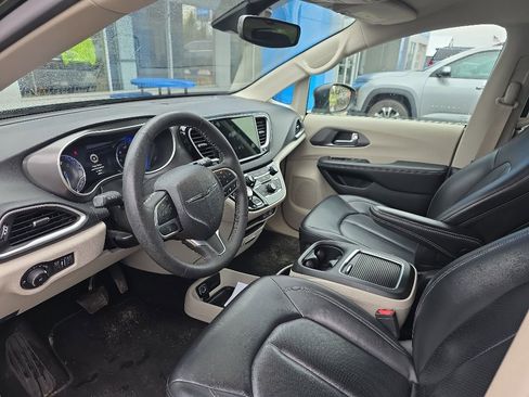 Used 2023 Chrysler Pacifica Touring-L FWD image 7