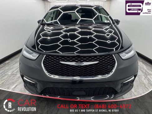 Used 2023 Chrysler Pacifica Touring-L FWD image 2