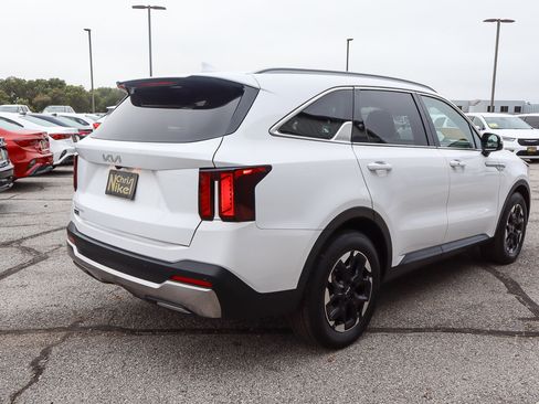 Used 2024 Kia Sorento S image 4