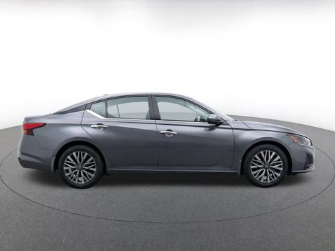 Used 2025 Nissan Altima 2.5 SV FWD image 10
