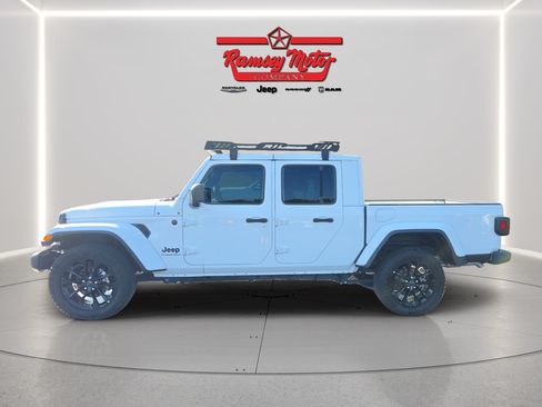 Used 2025 Jeep Gladiator Sport AWD/4WD image 2