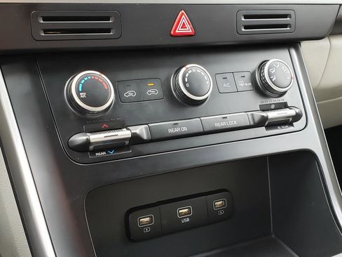 Used 2022 Kia Carnival LX image 23