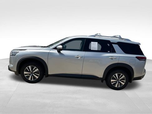 Used 2023 Nissan Pathfinder SL AWD/4WD image 2