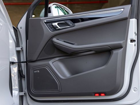 Certified 2025 Porsche Macan AWD/4WD image 51