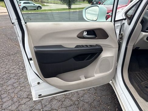 Used 2017 Chrysler Pacifica Touring-L FWD image 15