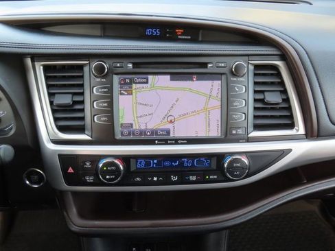 Used 2018 Toyota Highlander XLE image 22