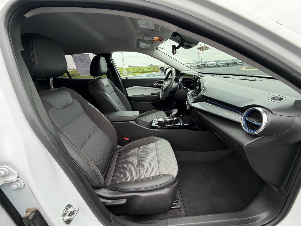 Used 2025 Chevrolet Trax LT FWD image 22
