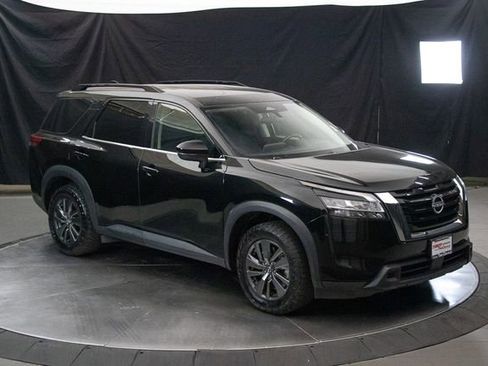 Used 2022 Nissan Pathfinder SV image 2