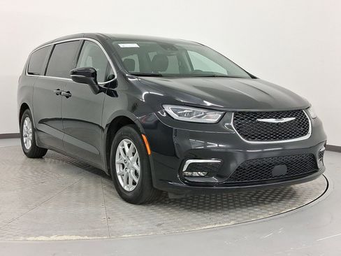 Used 2023 Chrysler Pacifica Touring-L image 7