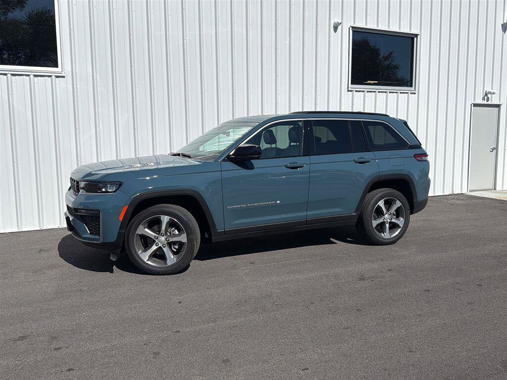 Used 2026 Jeep Grand Cherokee Limited AWD/4WD image 3